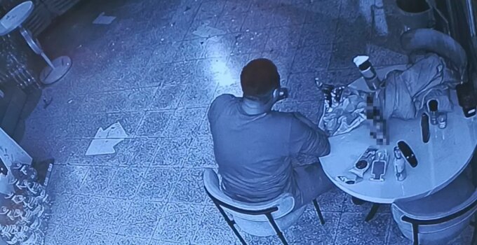 Marketin camını taşla kırdı, içeride yiyip içip keyif yaptı
