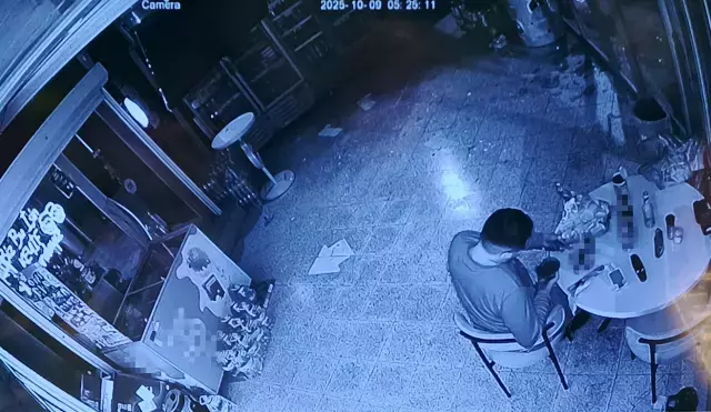 Marketin camını taşla kırdı, içeride yiyip içip keyif yaptı