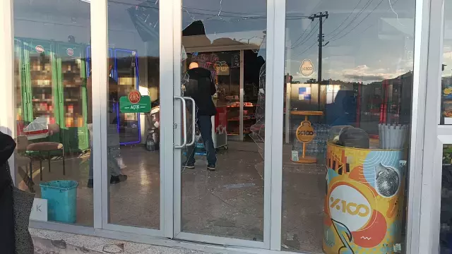 Marketin camını taşla kırdı, içeride yiyip içip keyif yaptı
