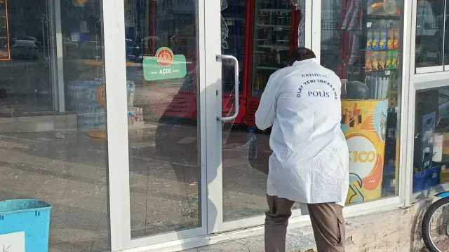 Marketin camını taşla kırdı, içeride yiyip içip keyif yaptı