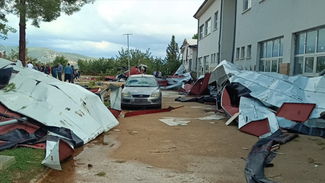 Öğrenciler dersteyken okulun çatısı uçtu! Eğitime 2 gün ara verildi