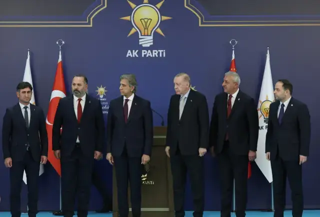 'Halk buyurursa yaparım' demişti, Erdoğan'ın elini öperek AK Parti saflarına geçti